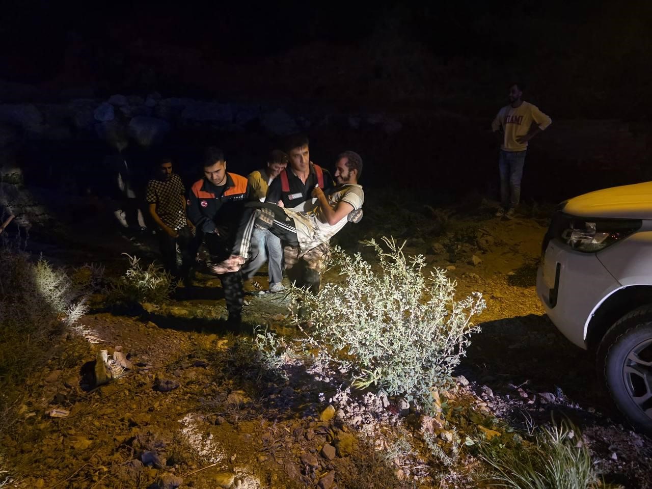 Dağ yüzeyindeki mağarada mahsur kalan şahıs kurtarıldı