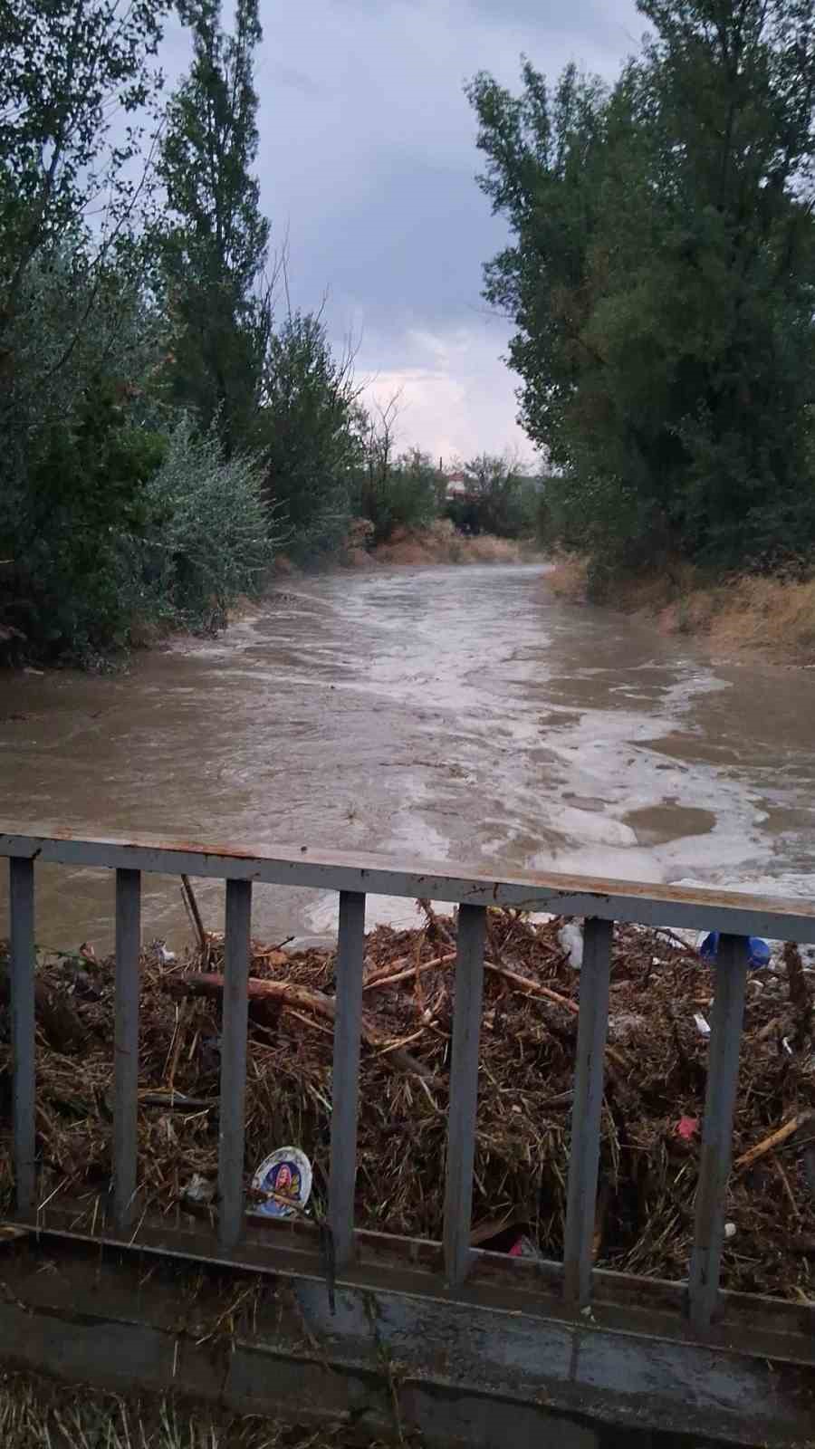Çorum’da kuvvetli sağanak hayatı olumsuz etkiledi