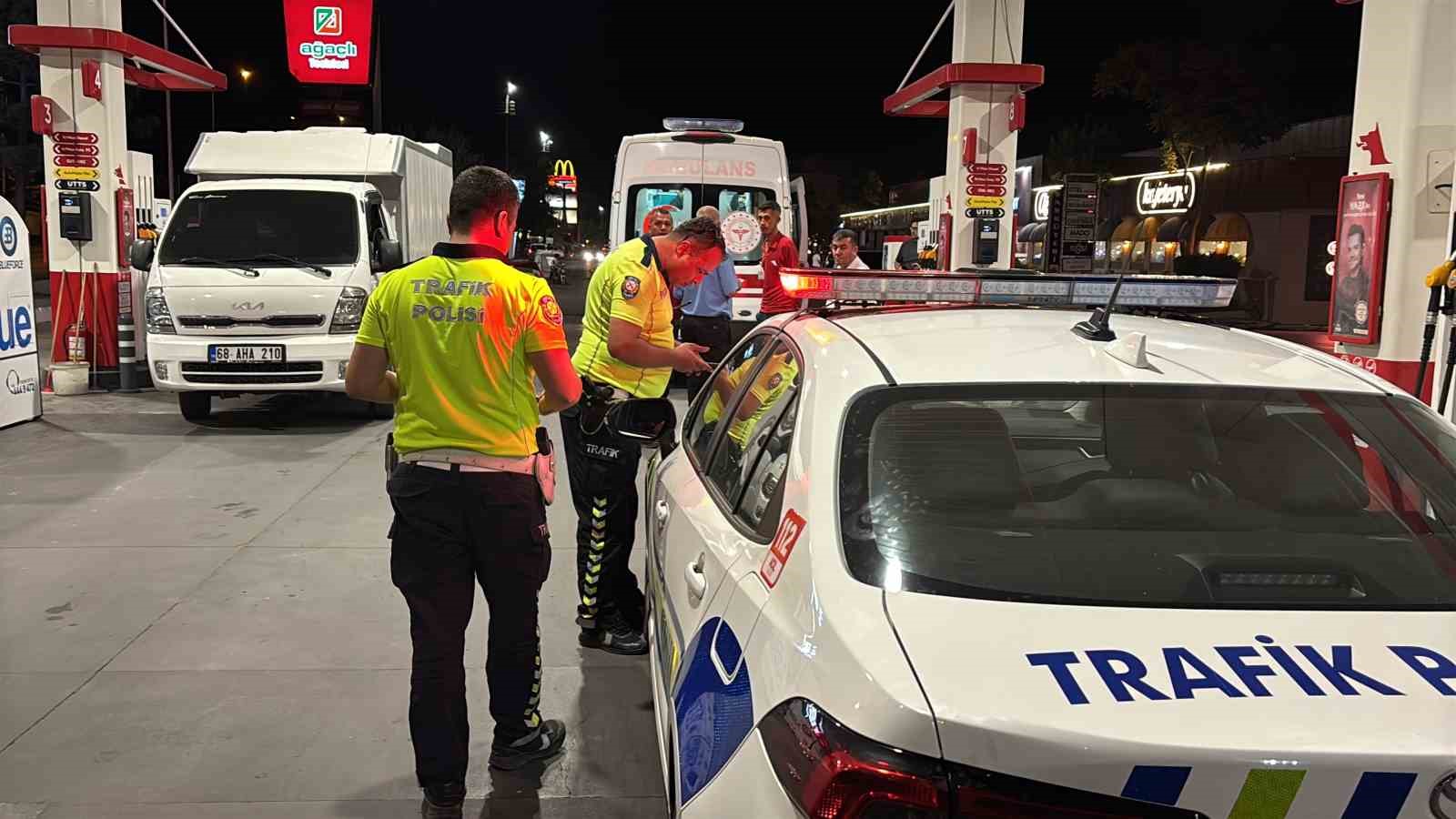 Yasal sınırın 11 katı üzerinde alkollü sürücü akaryakıt alırken direksiyonda sızdı... İlginç anlar kamerada
