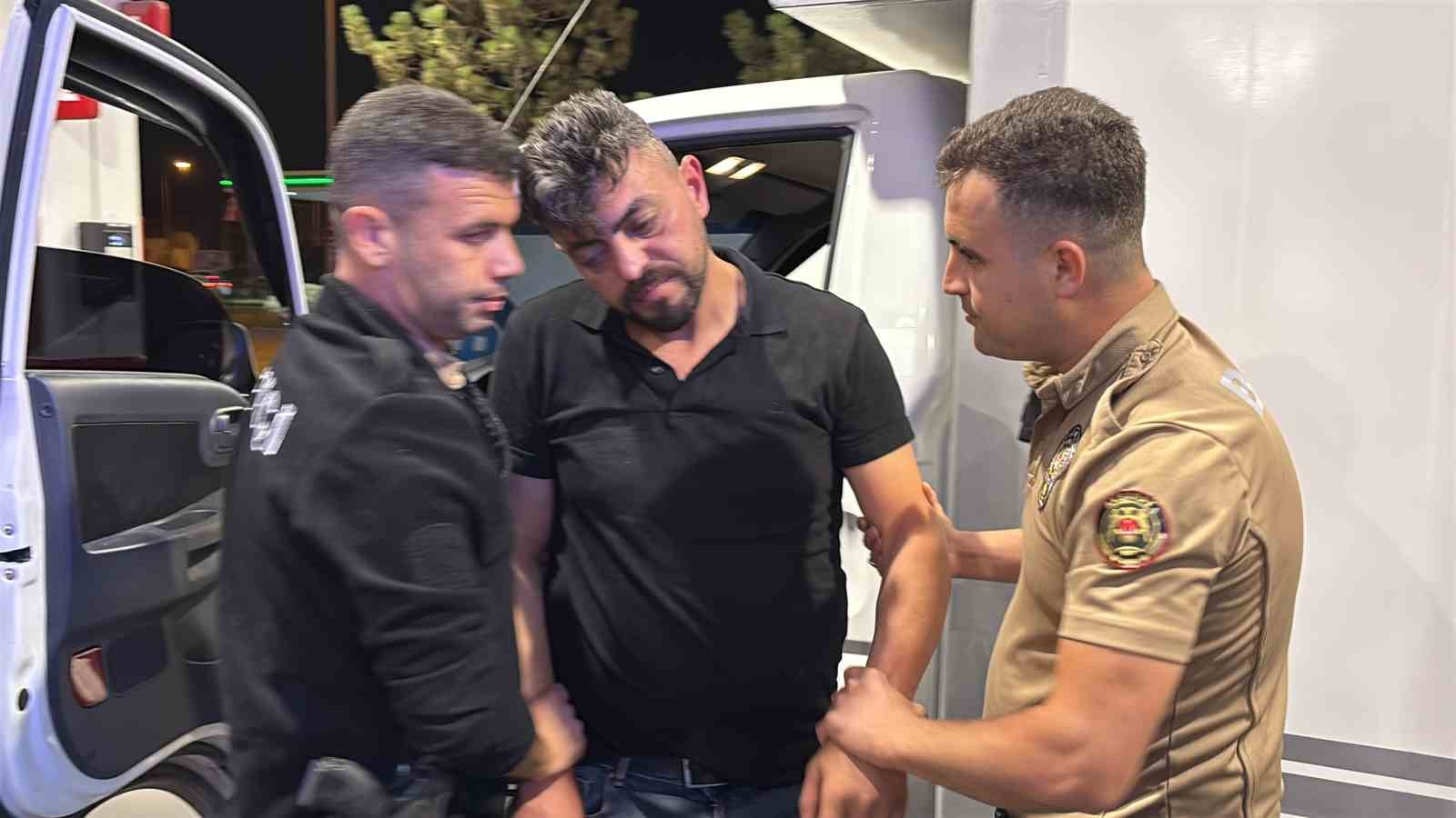 Yasal sınırın 11 katı üzerinde alkollü sürücü akaryakıt alırken direksiyonda sızdı... İlginç anlar kamerada