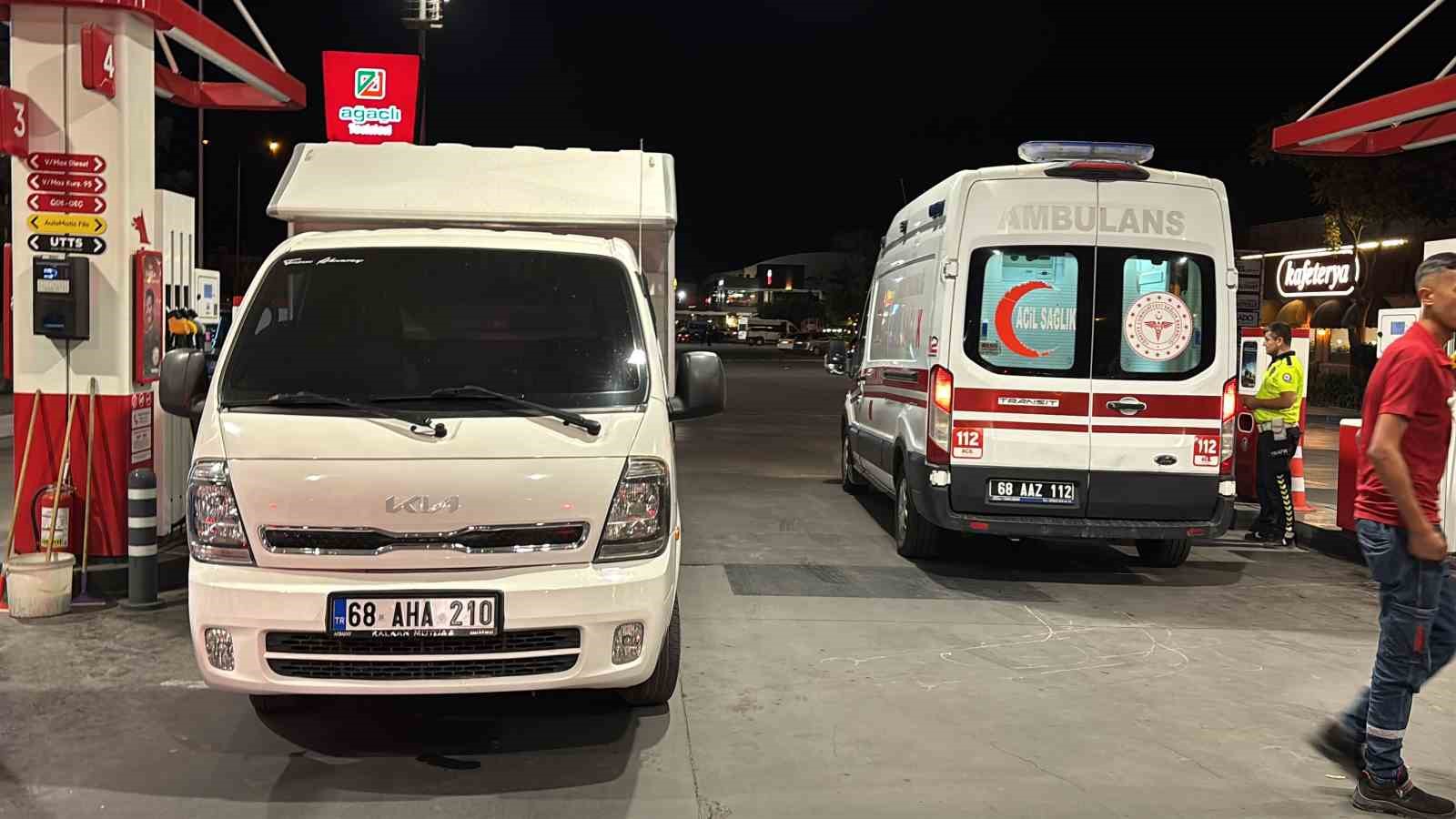 Yasal sınırın 11 katı üzerinde alkollü sürücü akaryakıt alırken direksiyonda sızdı... İlginç anlar kamerada
