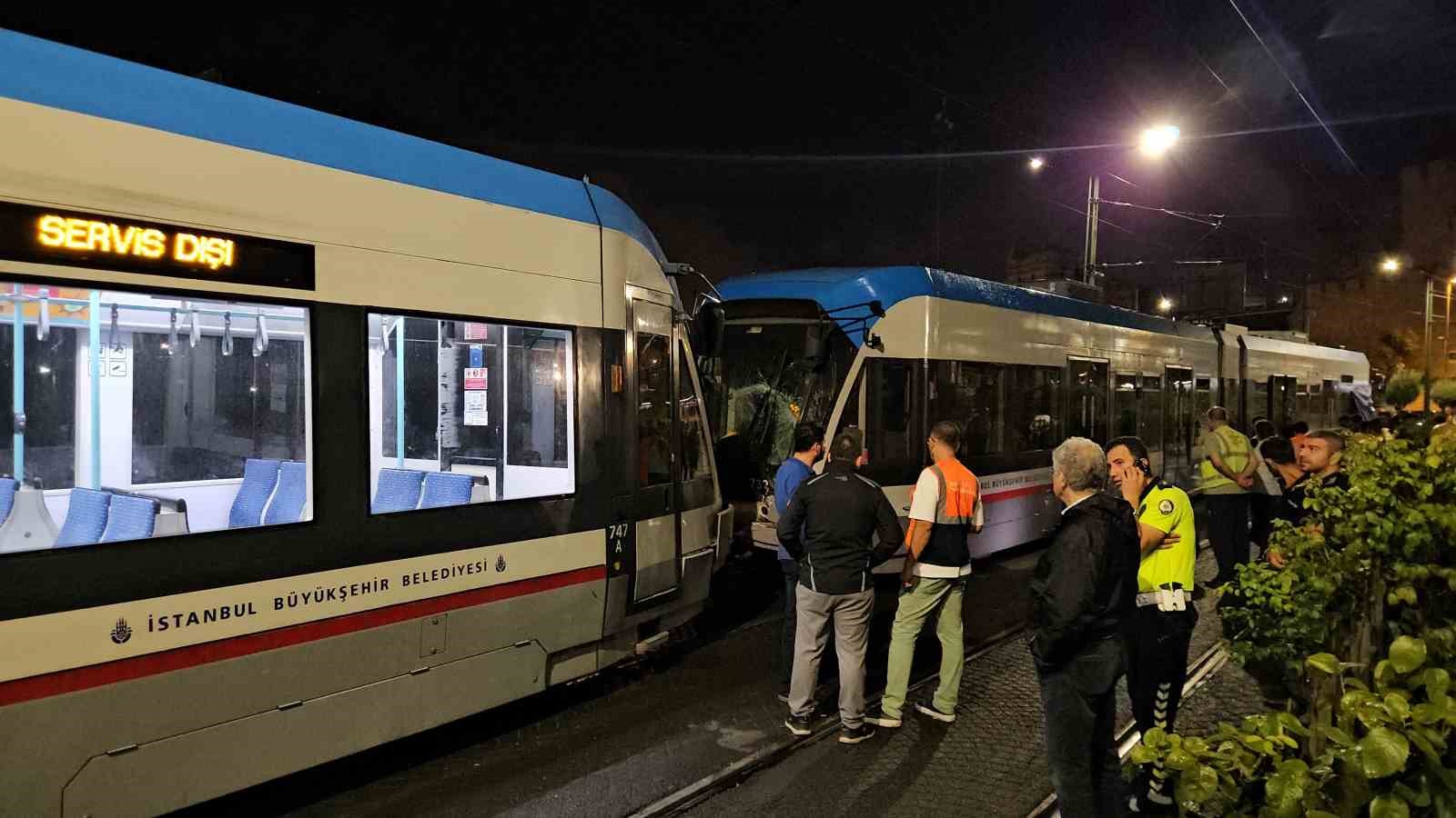 Zeytinburnu’nda kafa kafaya çarpışan tramvaylar kaza alanından kaldırıldı