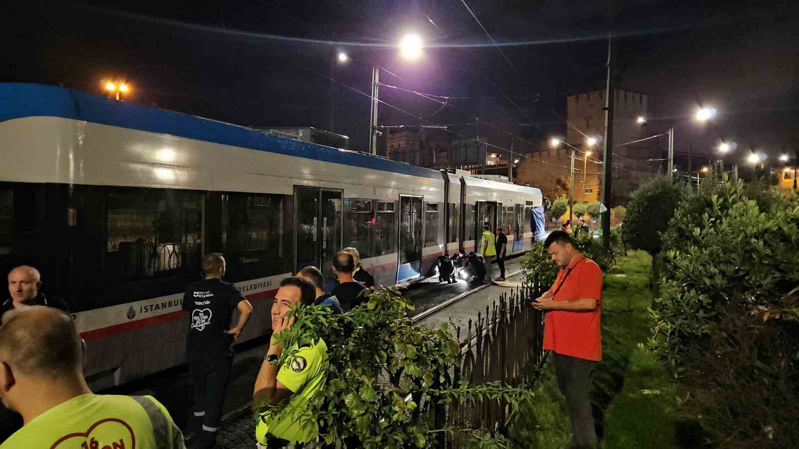 Zeytinburnu’nda kafa kafaya çarpışan tramvaylar kaza alanından kaldırıldı