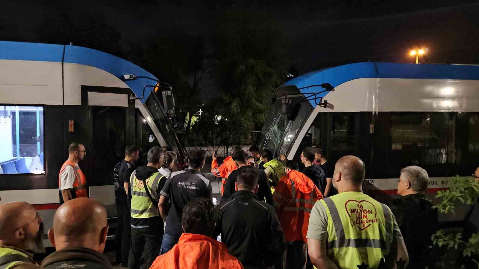 Zeytinburnu’nda kafa kafaya çarpışan tramvaylar kaza alanından kaldırıldı