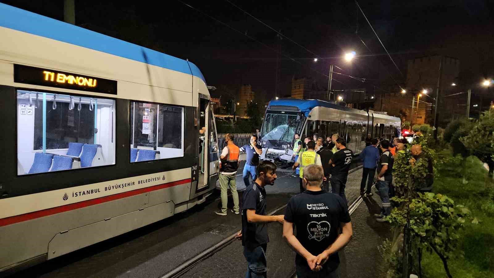 Zeytinburnu’nda kafa kafaya çarpışan tramvaylar kaza alanından kaldırıldı