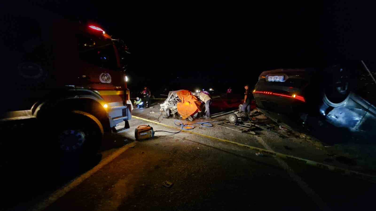 Karaman’da iki otomobilin kafa kafaya çarpıştı: 1 ölü, 1 yaralı