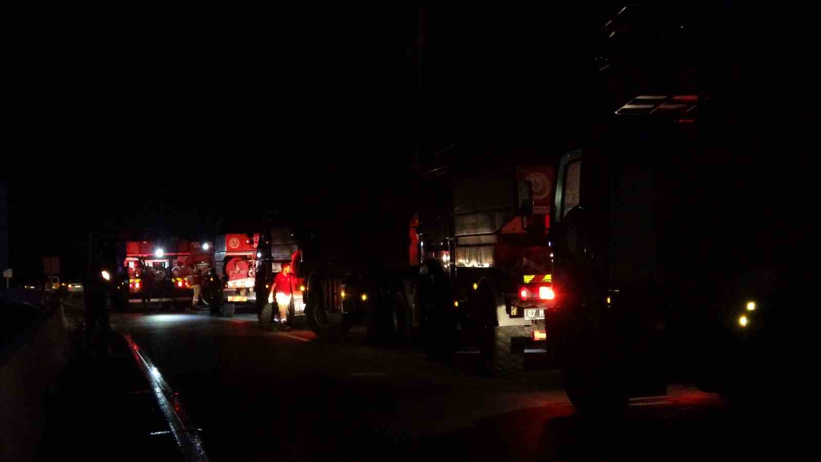 Antalya Balıkçı Barınağı’nda yangın: 20’den fazla tekne küle döndü
