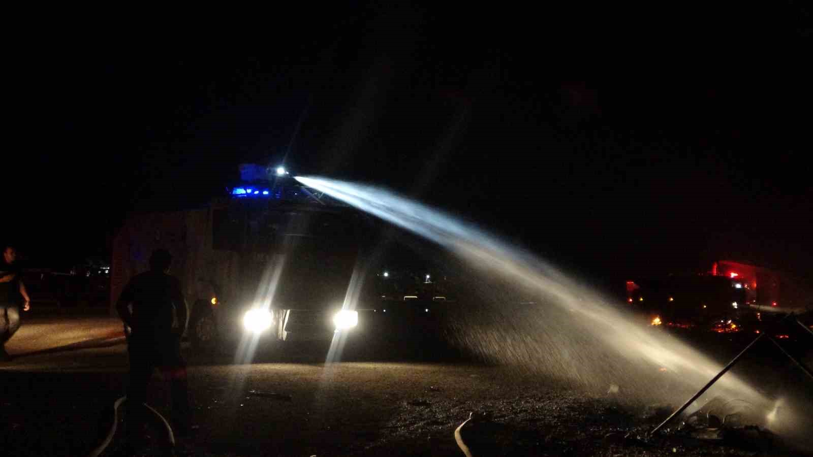 Antalya Balıkçı Barınağı’nda yangın: 20’den fazla tekne küle döndü