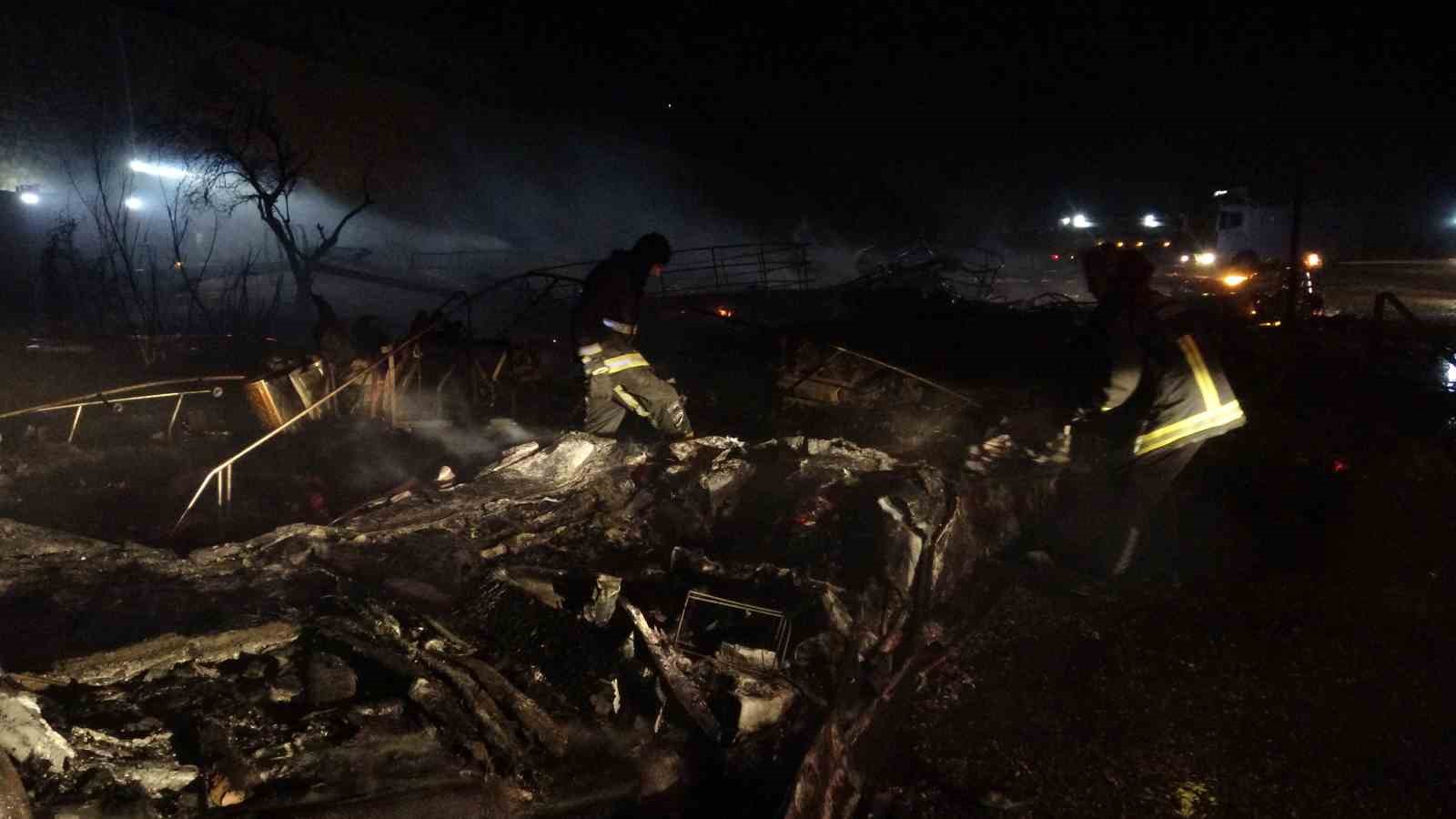 Antalya Balıkçı Barınağı’nda yangın: 20’den fazla tekne küle döndü