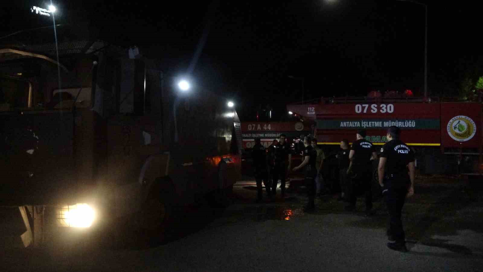 Antalya Balıkçı Barınağı’nda yangın: 20’den fazla tekne küle döndü