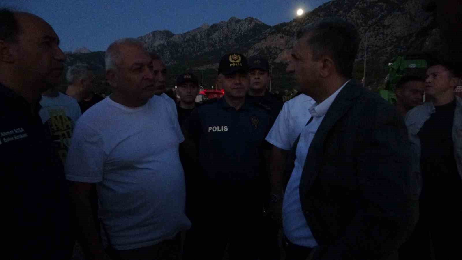 Antalya Balıkçı Barınağı’nda yangın: 20’den fazla tekne küle döndü