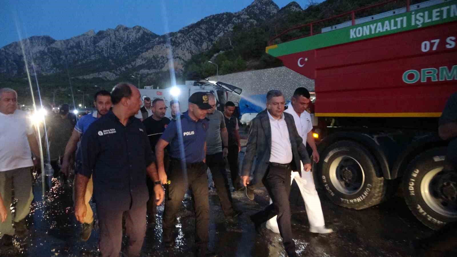 Antalya Balıkçı Barınağı’nda yangın: 20’den fazla tekne küle döndü