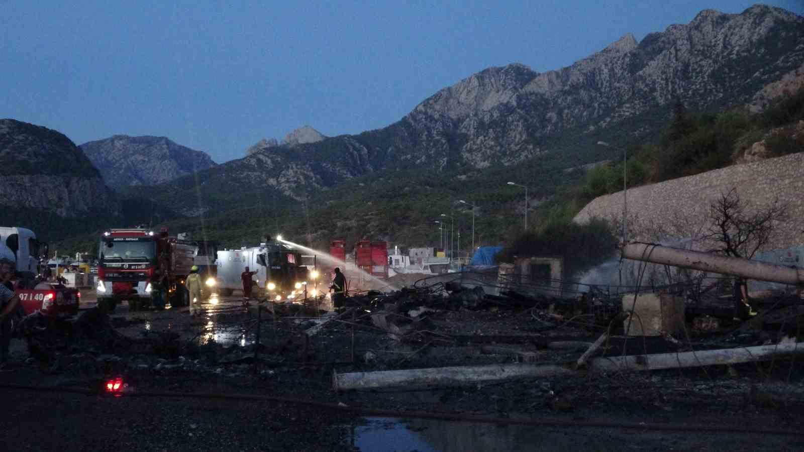 Antalya Balıkçı Barınağı’nda yangın: 20’den fazla tekne küle döndü