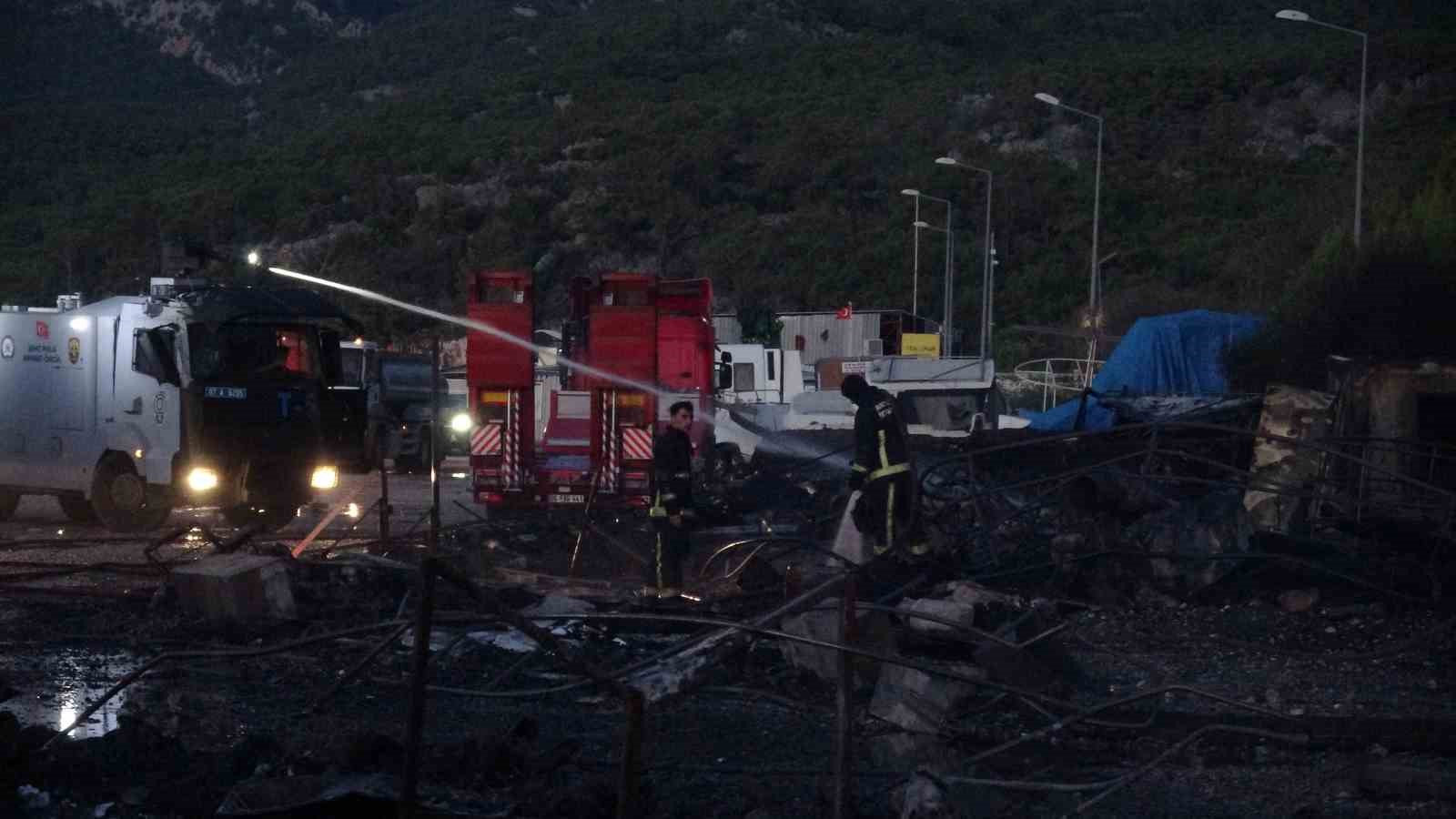 Antalya Balıkçı Barınağı’nda yangın: 20’den fazla tekne küle döndü