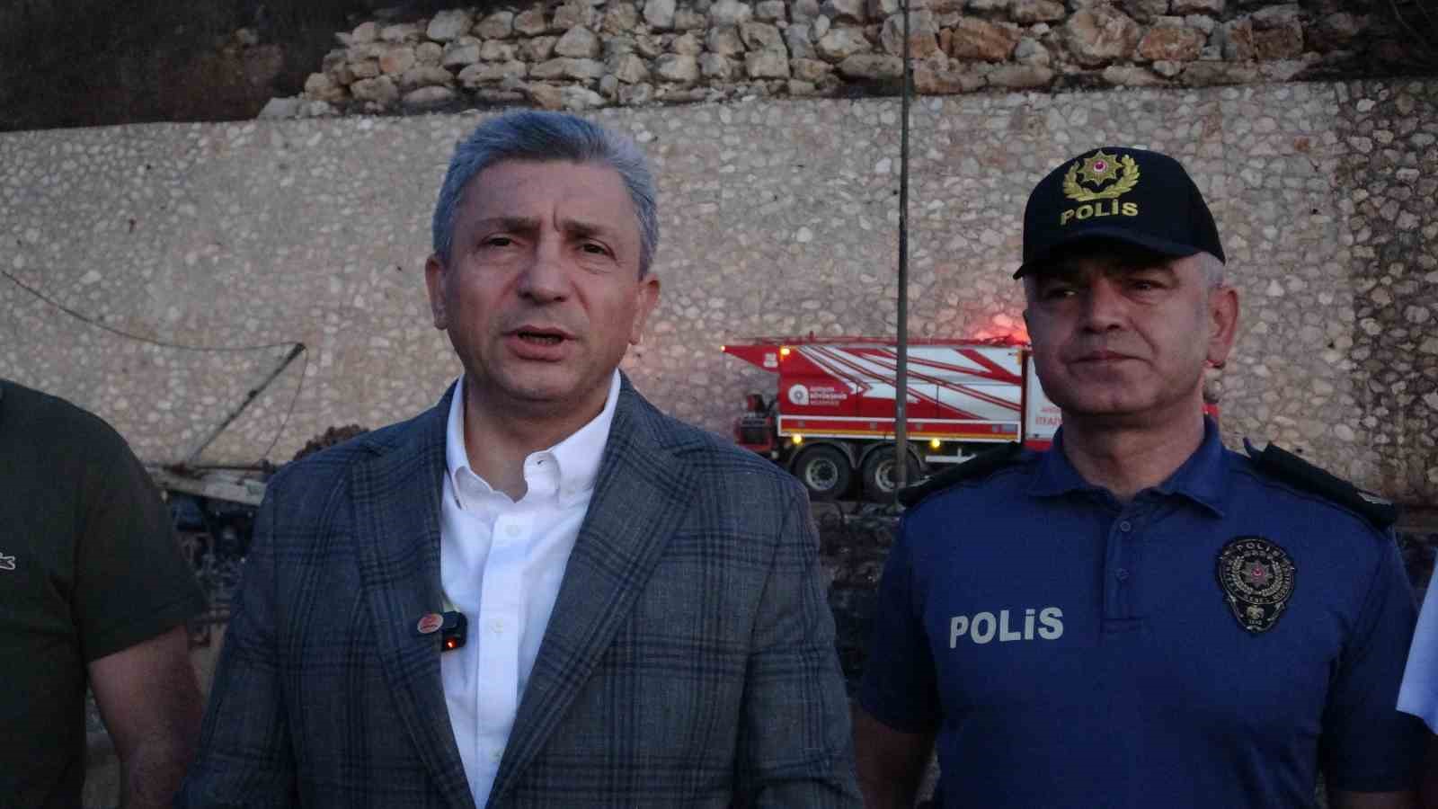 Antalya Balıkçı Barınağı’nda yangın: 20’den fazla tekne küle döndü
