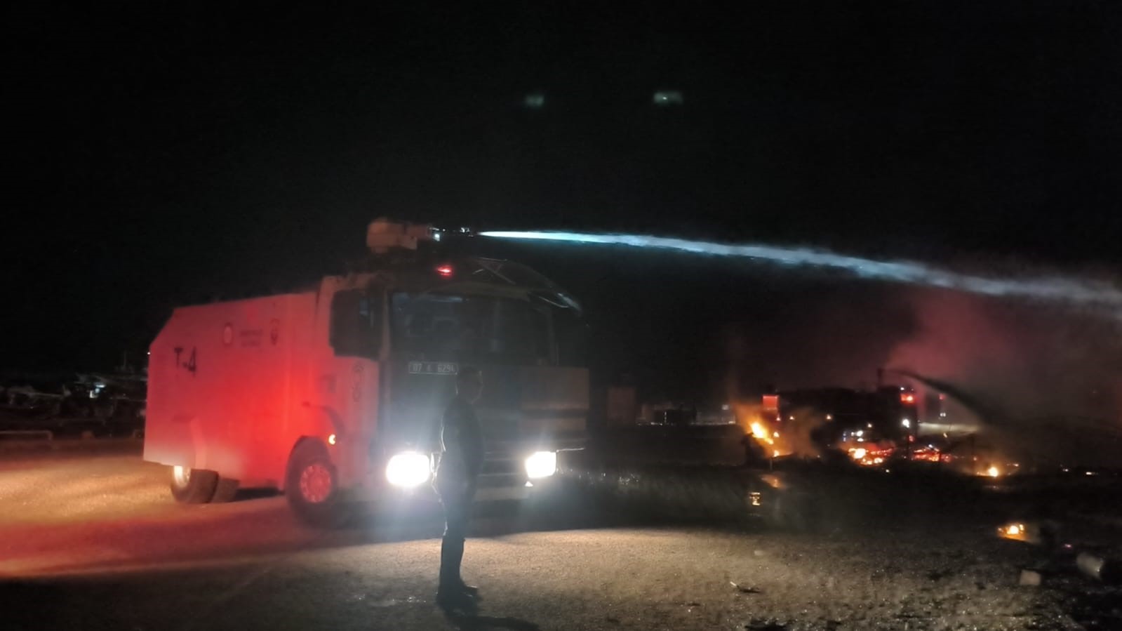 Antalya Balıkçı Barınağı’nda yangın: 20’den fazla tekne küle döndü
