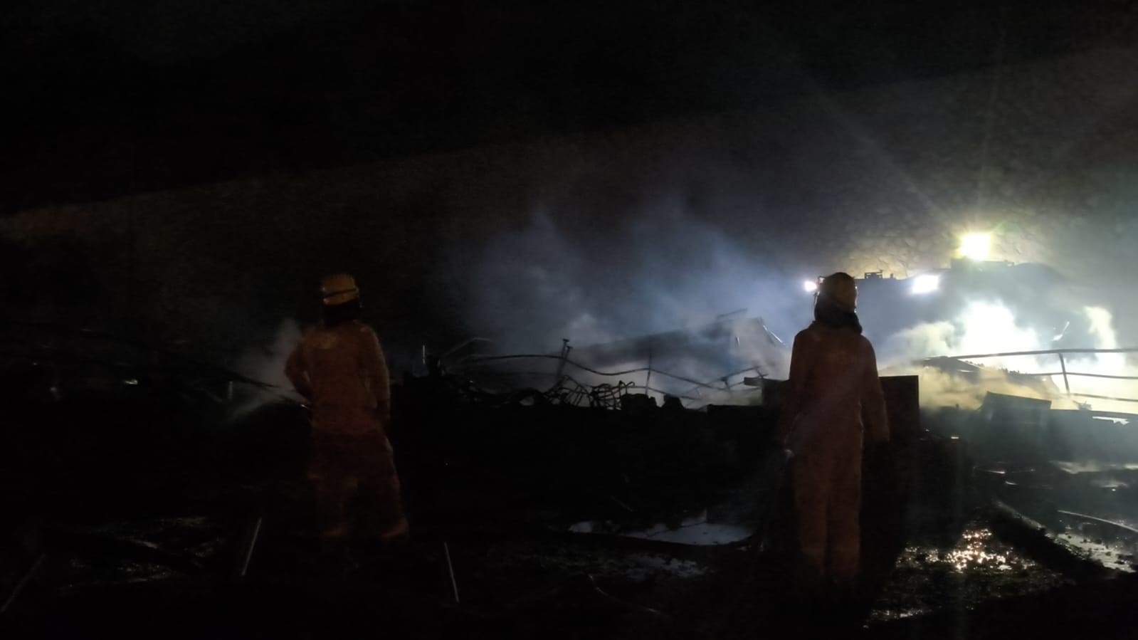 Antalya Balıkçı Barınağı’nda yangın: 20’den fazla tekne küle döndü