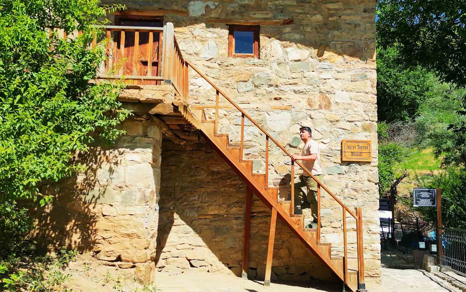 Bahçesaray’da gür akan sular yaban hayatına can veriyor
