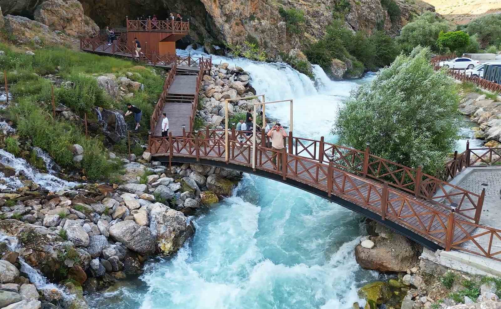 Bahçesaray’da gür akan sular yaban hayatına can veriyor
