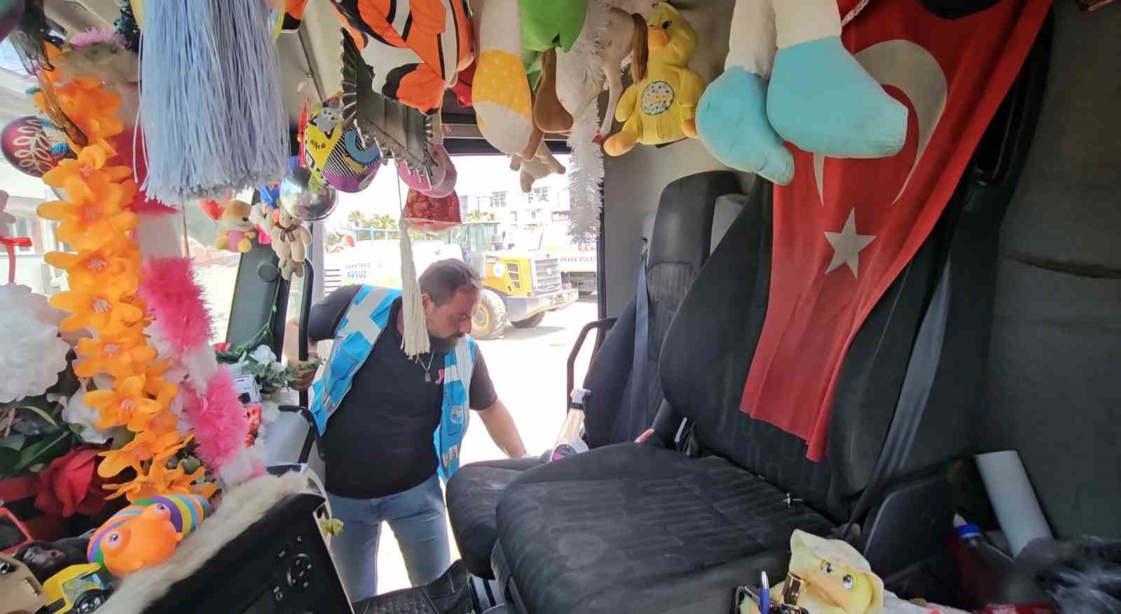 Depremde kız kardeşini ve babasını kaybeden belediye personeli, afetzede çocuklara çöp kamyonuyla mutluluk dağıtıyor