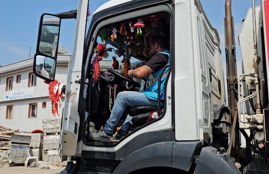 Depremde kız kardeşini ve babasını kaybeden belediye personeli, afetzede çocuklara çöp kamyonuyla mutluluk dağıtıyor