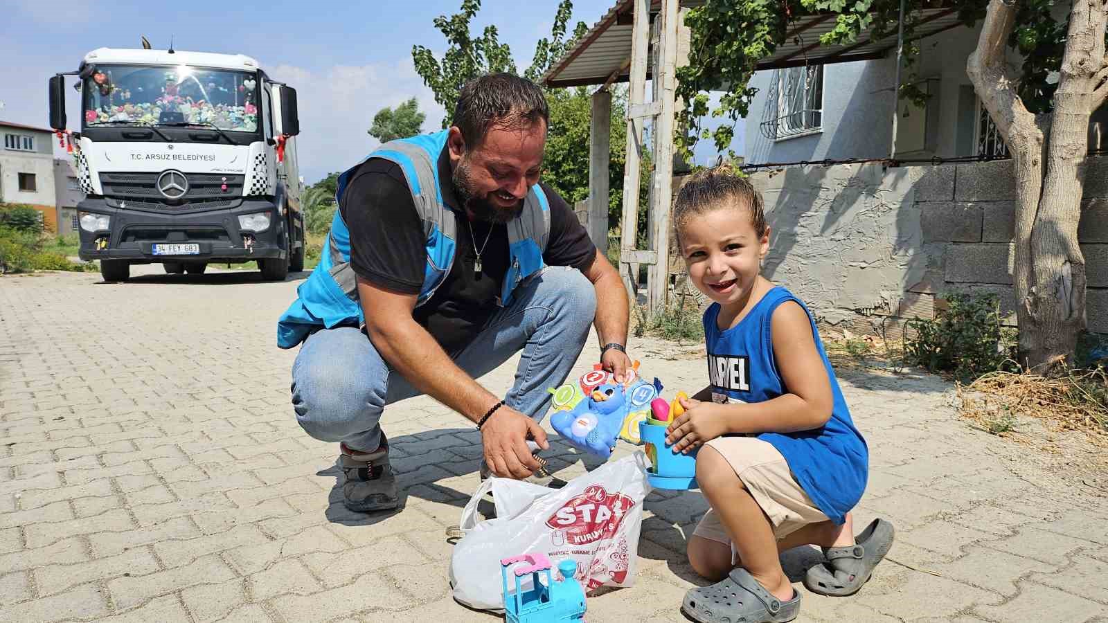 Depremde kız kardeşini ve babasını kaybeden belediye personeli, afetzede çocuklara çöp kamyonuyla mutluluk dağıtıyor