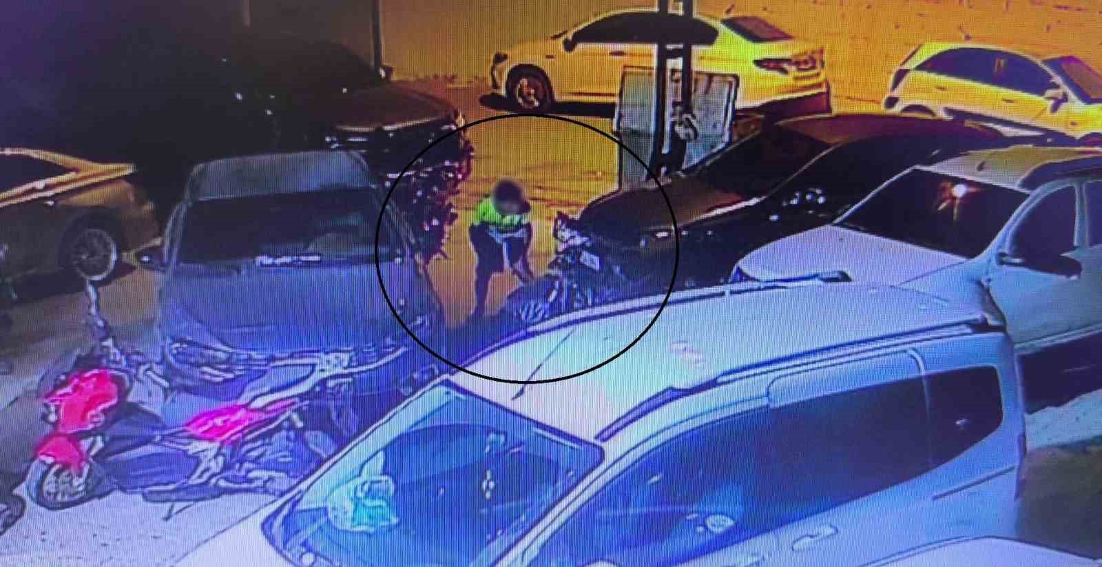Otomobilin arkasında pusuya yatan çocuk hırsız ile gözcüsü, depremde ailesini ve kolunu kaybeden gencin motosikletini çaldı