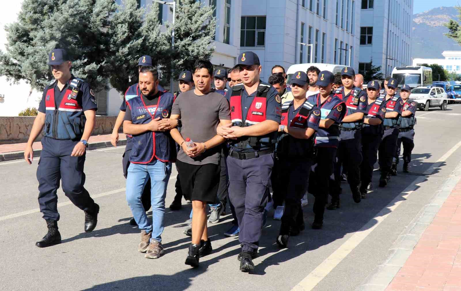 Sırıtarak girdiği adliye binasından tutuklanarak çıktı