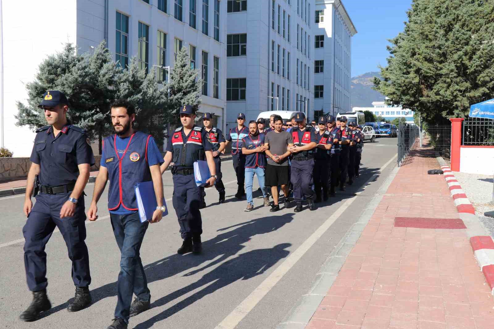 Sırıtarak girdiği adliye binasından tutuklanarak çıktı