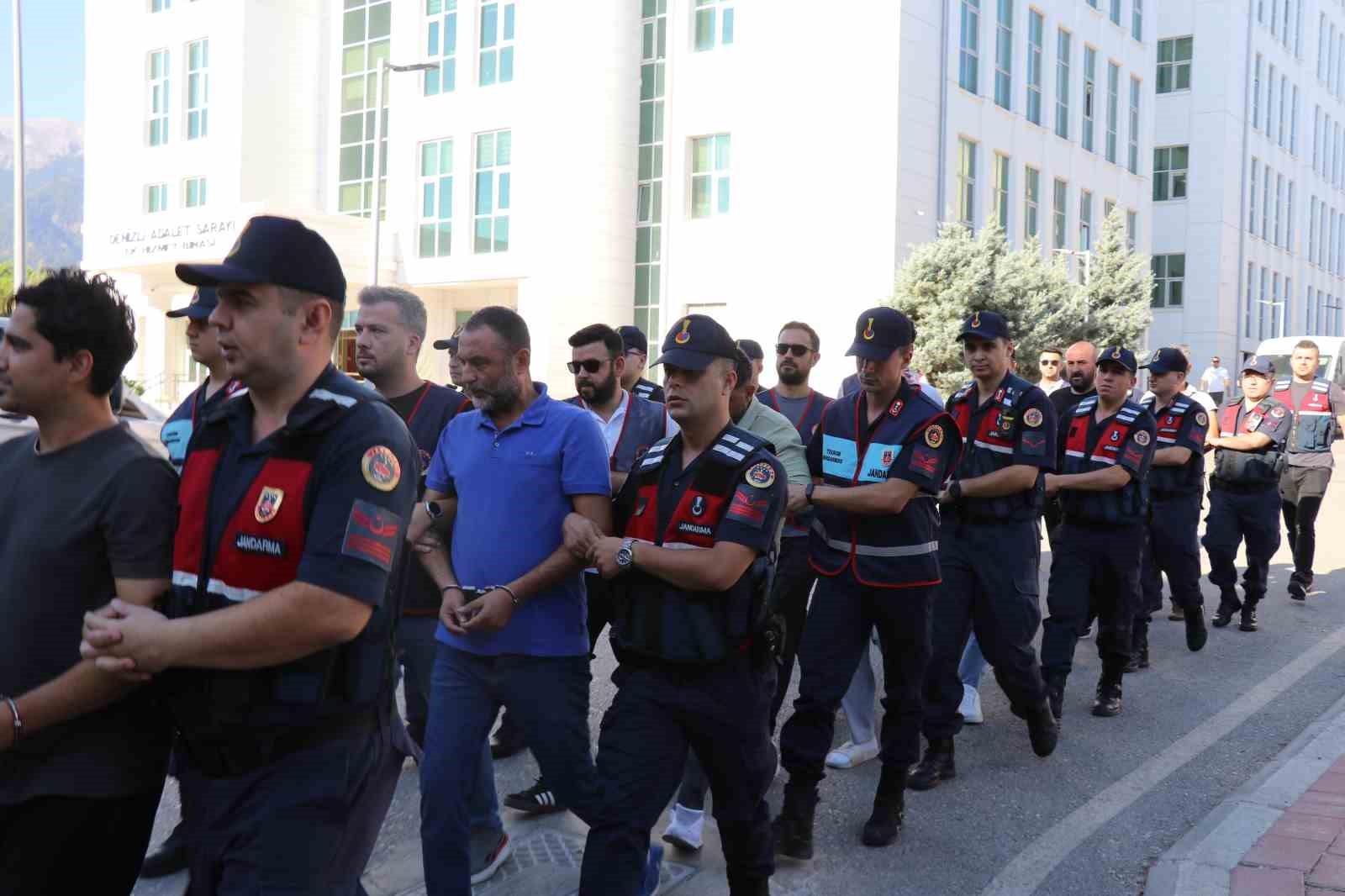 Sırıtarak girdiği adliye binasından tutuklanarak çıktı