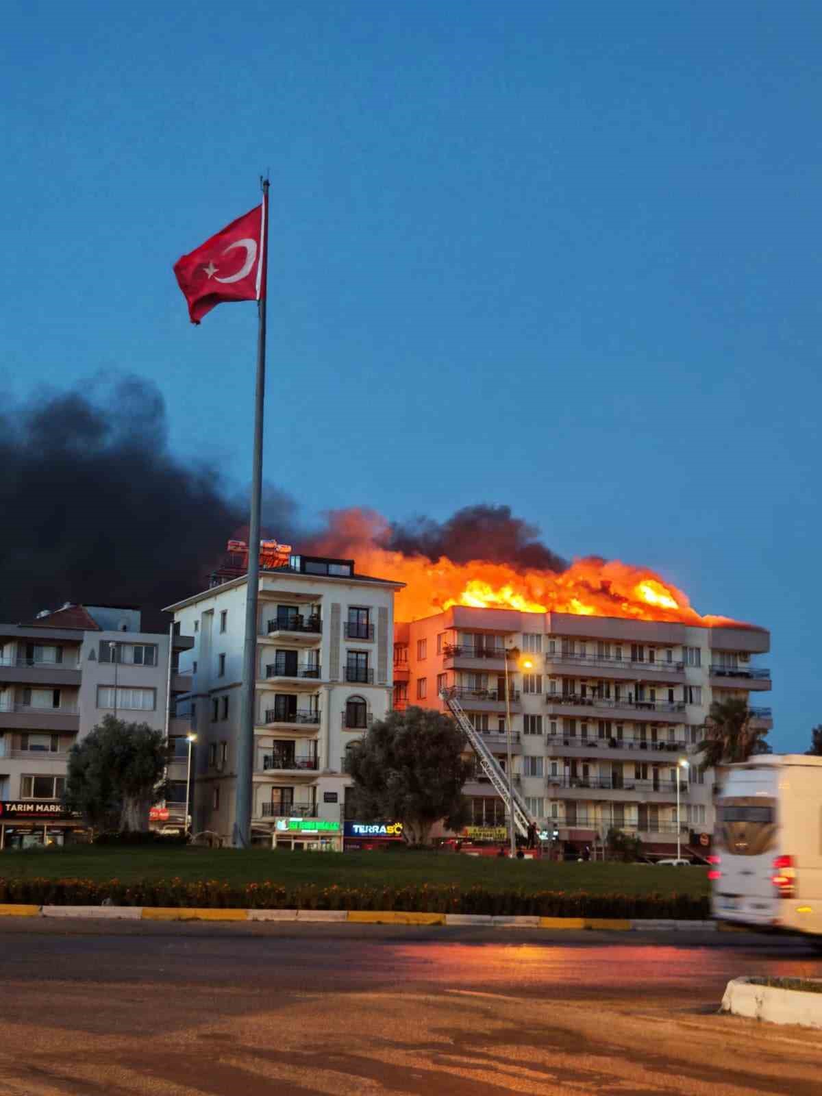 Milas’ta 5 katlı binanın çatısında yangın