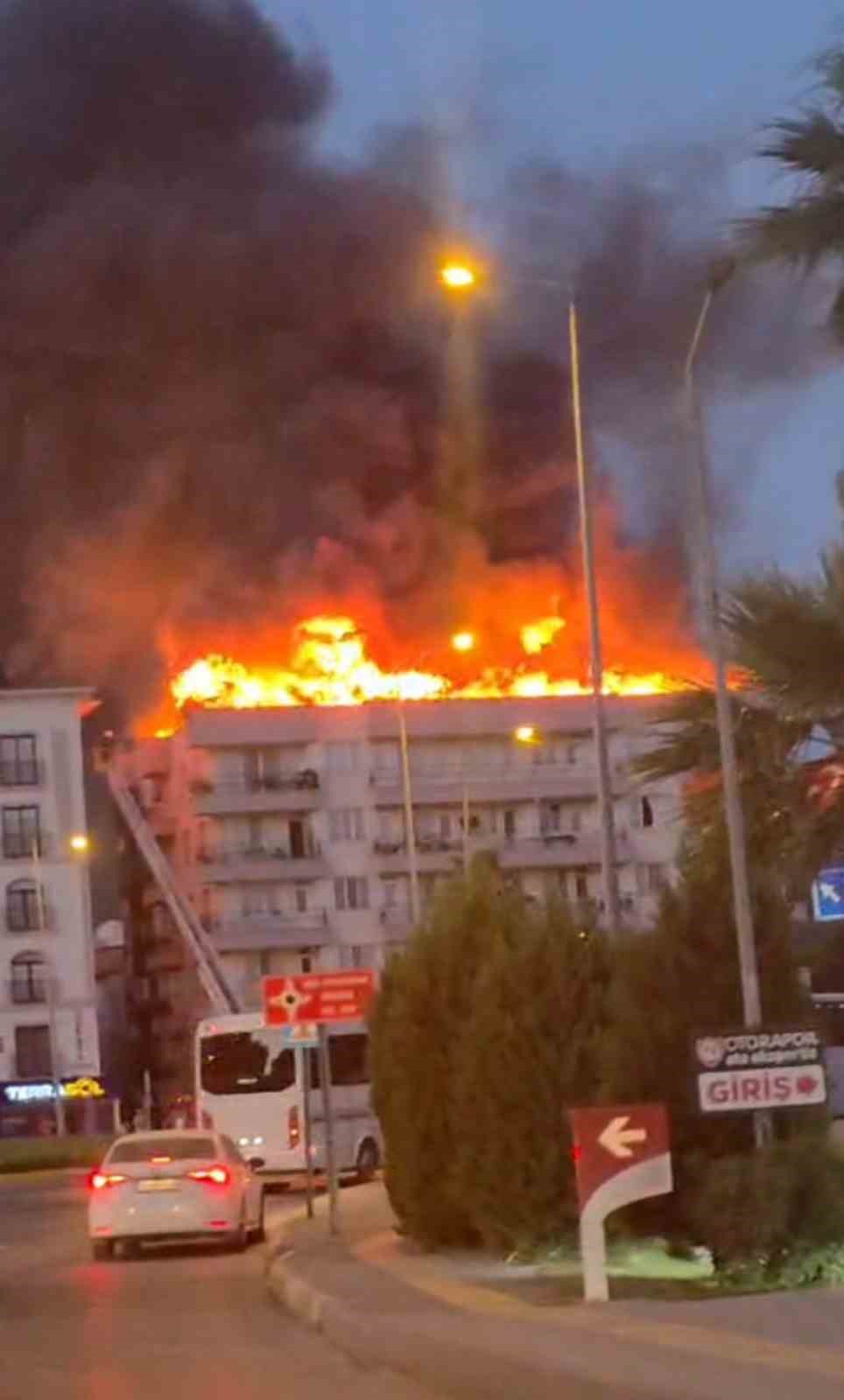Milas’ta 5 katlı binanın çatısında yangın