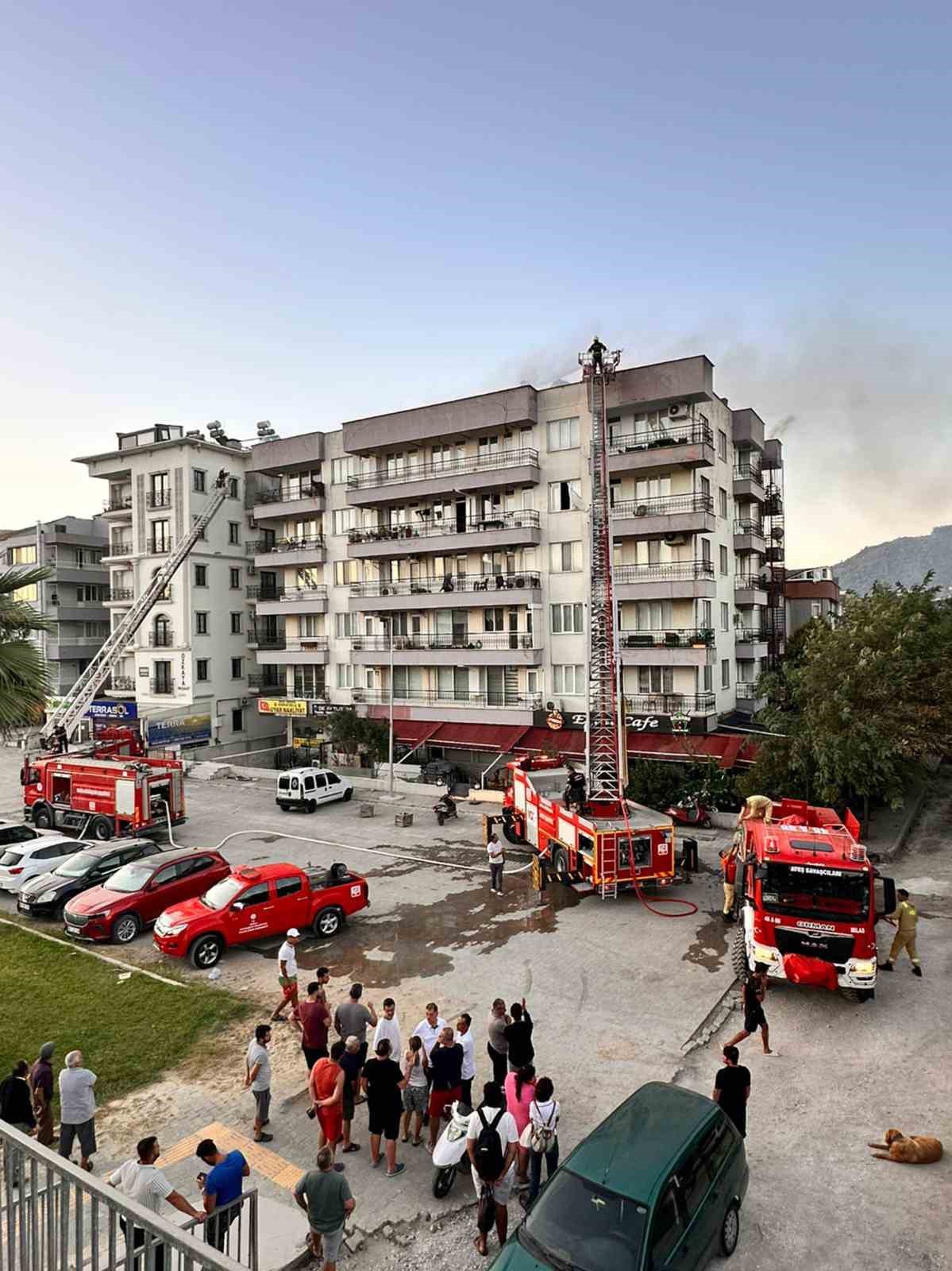 Milas’ta 5 katlı binanın çatısında yangın