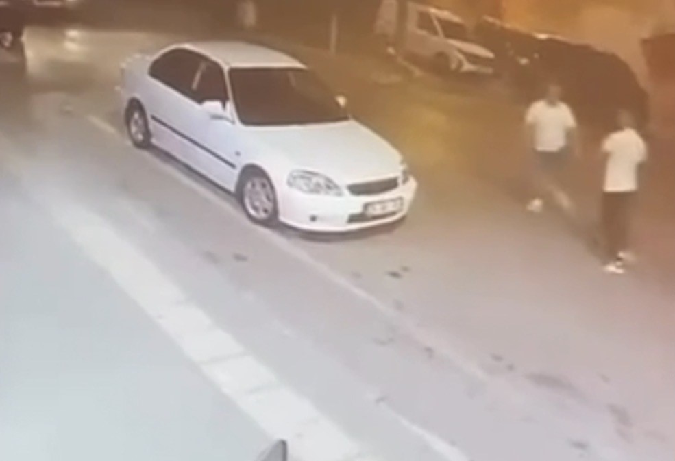 Sözlü tartışma büyüdü, yumruklar havada uçuştu