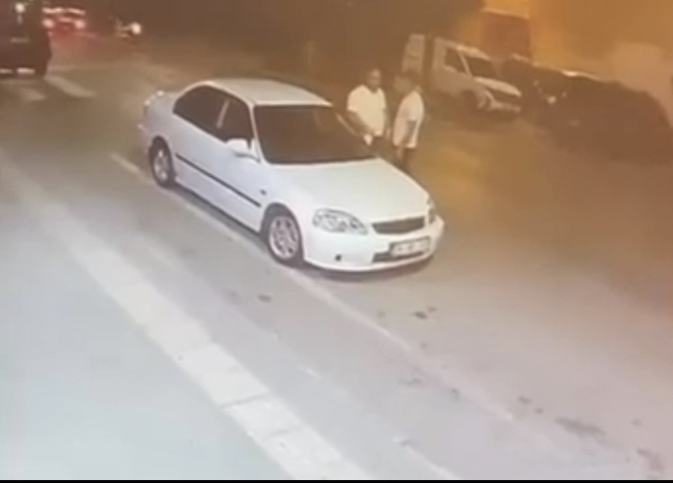 Sözlü tartışma büyüdü, yumruklar havada uçuştu