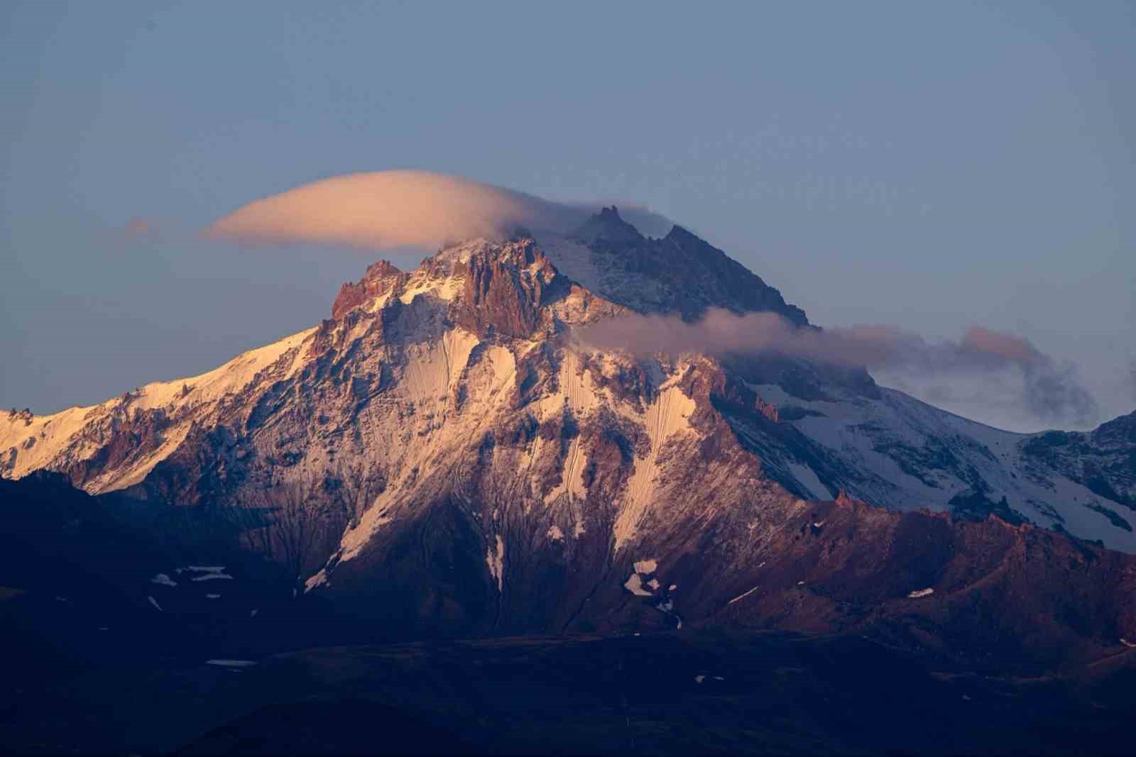Başkan Büyükkılıç, Erciyes’e kar yağdığını duyurdu