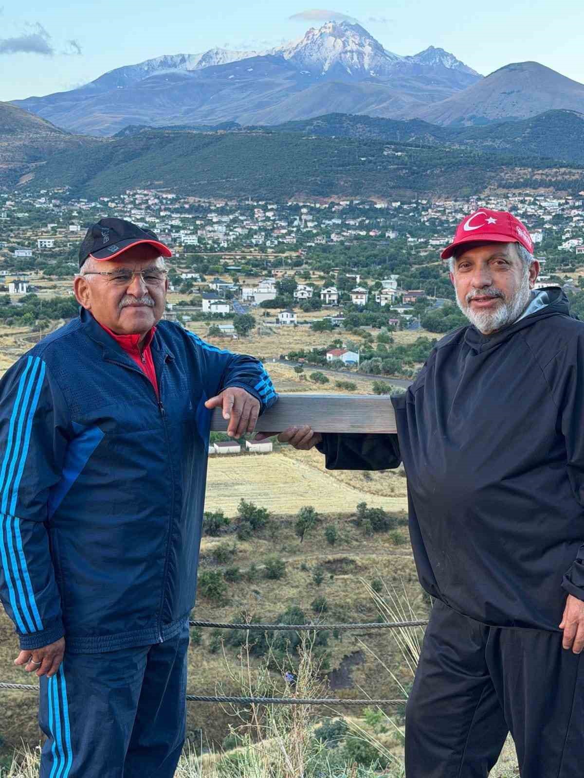 Başkan Büyükkılıç, Erciyes’e kar yağdığını duyurdu