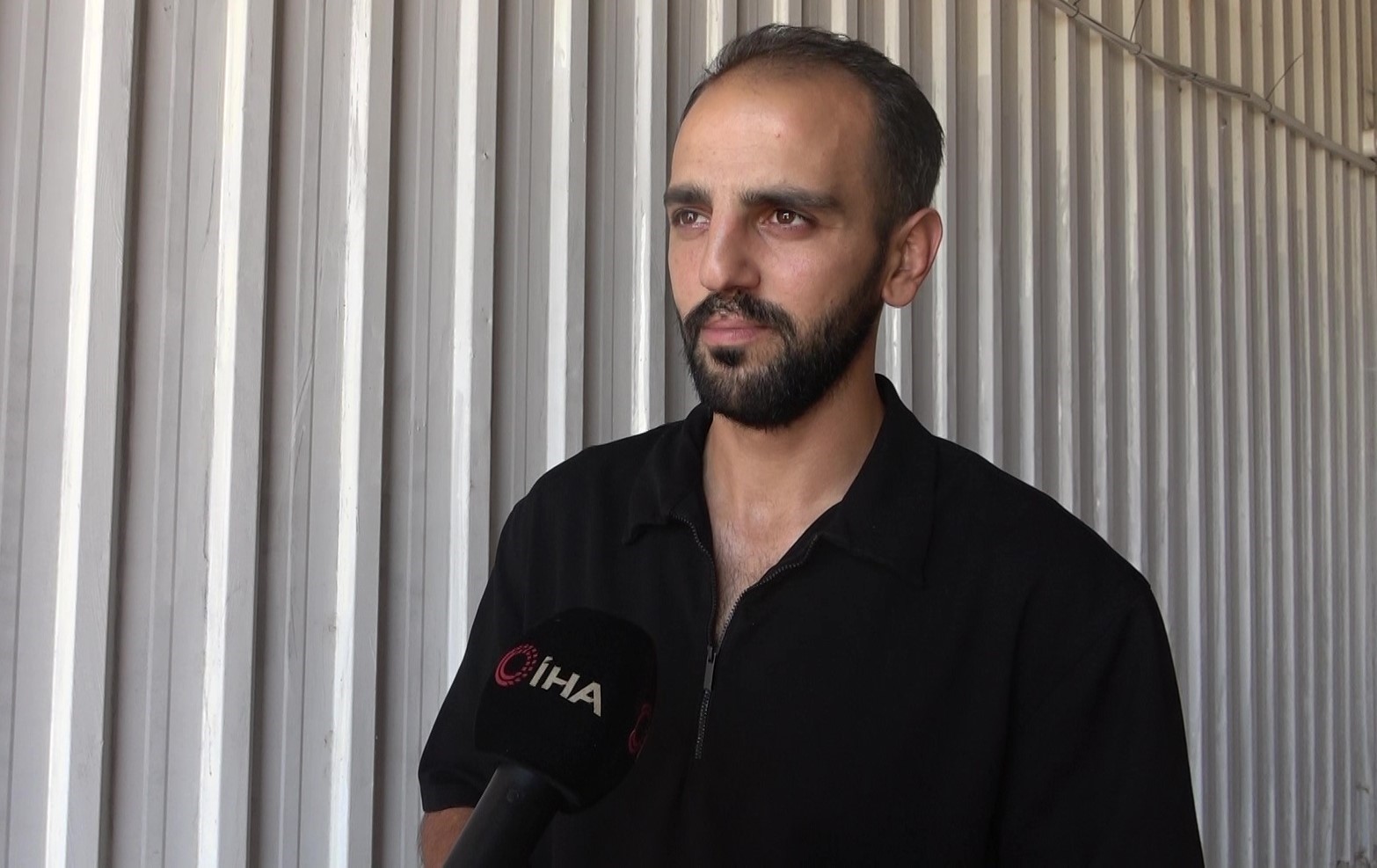 Sokakta gördüğü kirli araçları habersizce yıkıyor...Araç sahiplerine sürpriz yapıyor