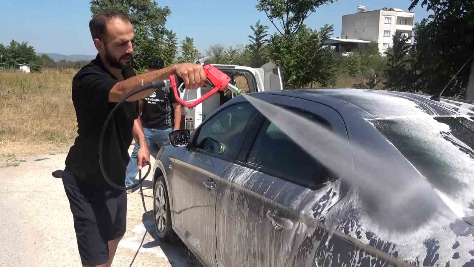 Sokakta gördüğü kirli araçları habersizce yıkıyor...Araç sahiplerine sürpriz yapıyor