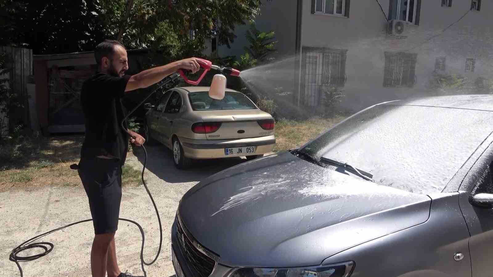 Sokakta gördüğü kirli araçları habersizce yıkıyor...Araç sahiplerine sürpriz yapıyor