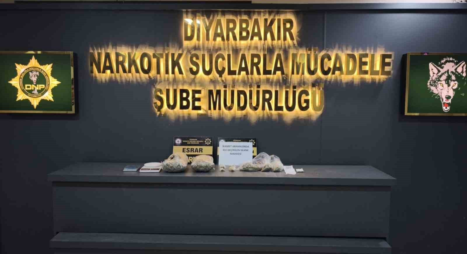 Diyarbakır’da araçta ve iki ikamette yapılan aramada uyuşturucu madde ele geçirildi
