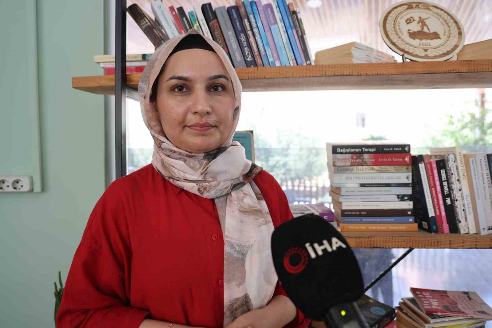 Kütüphaneden kitap çaldı, kameraya yakalandı