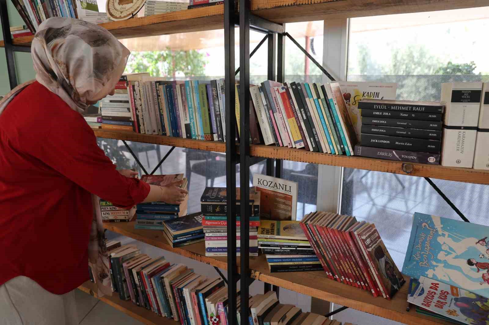 Kütüphaneden kitap çaldı, kameraya yakalandı