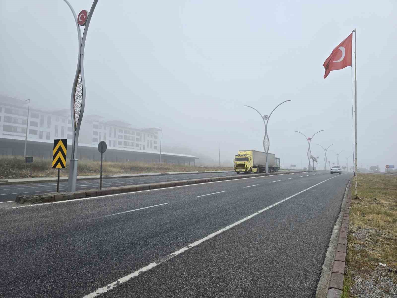 Yozgat’ta sis etkili oldu, görüş mesafesi yer yer 10 metreye düştü