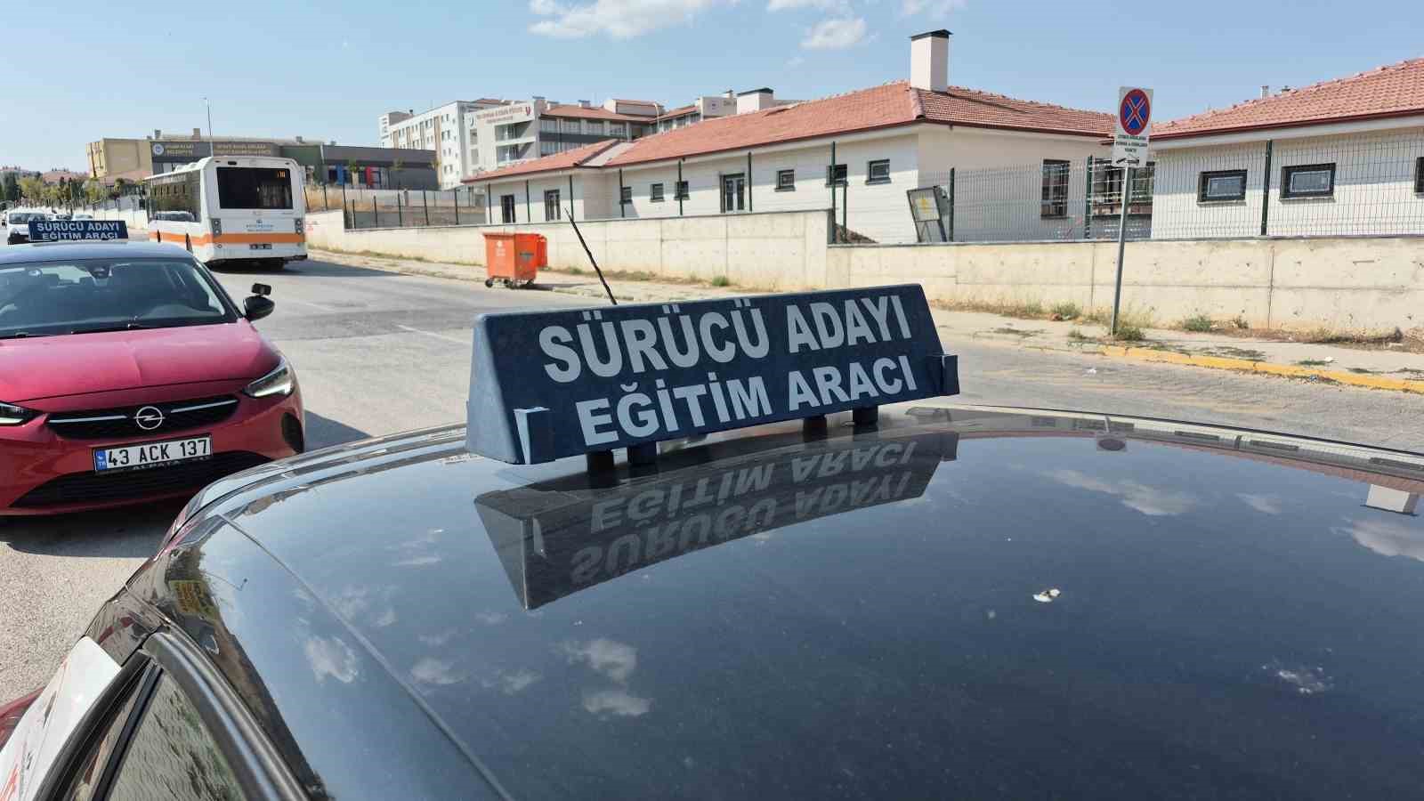 Ehliyet sınavlarında sabit parkur dönemine son