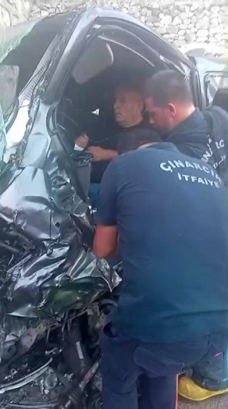 Yalova’da pikap ile hafif ticari araç kafa kafaya çarpıştı: 3 yaralı
