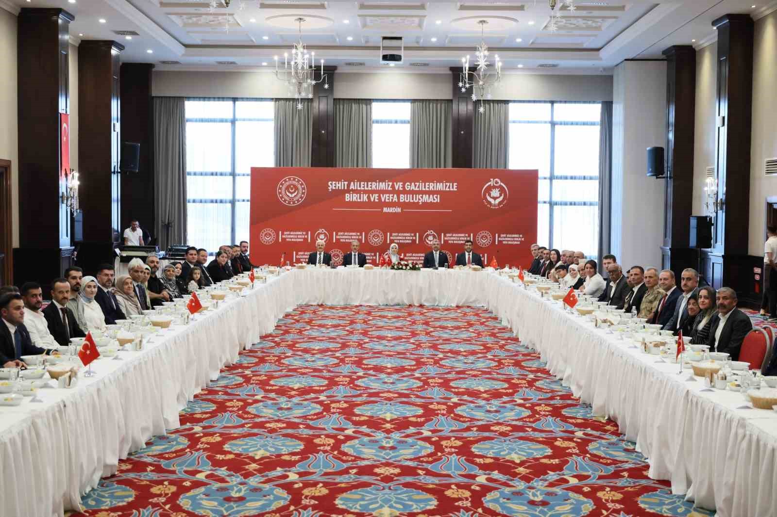 Bakan Göktaş, Mardin’de şehit aileleri ve gazilerle vefa buluşmasında bir araya geldi
