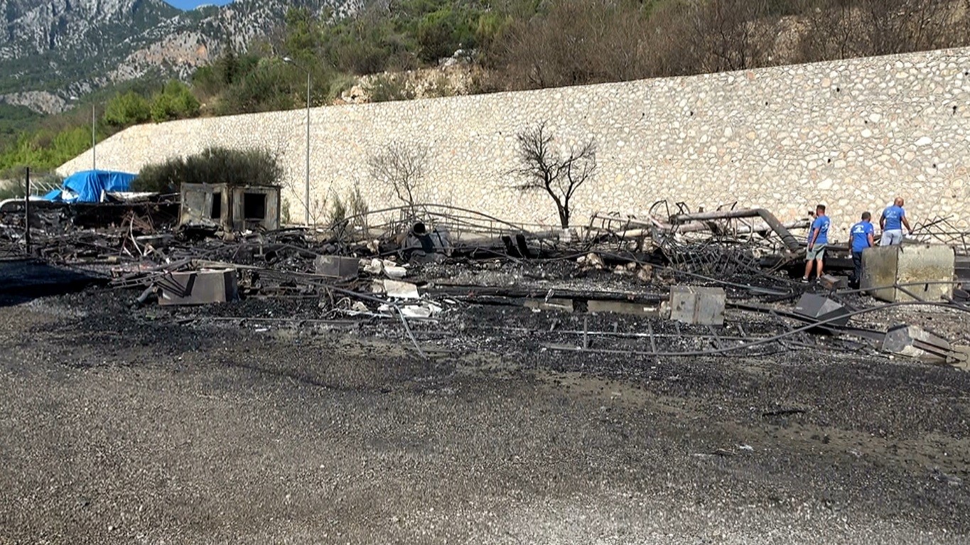 Balıkçı Barınağı’ndaki yangının ardından geriye demir yığınına dönen tekneler kaldı