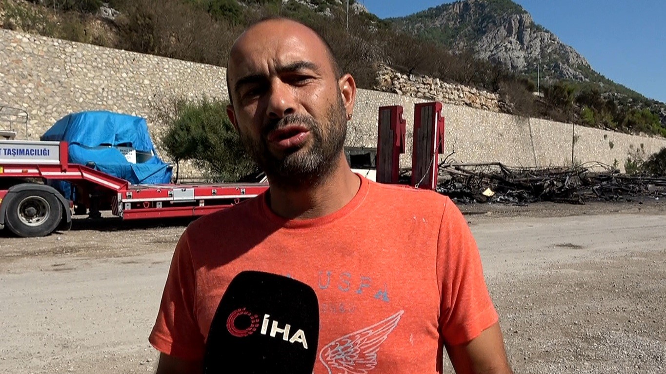 Balıkçı Barınağı’ndaki yangının ardından geriye demir yığınına dönen tekneler kaldı