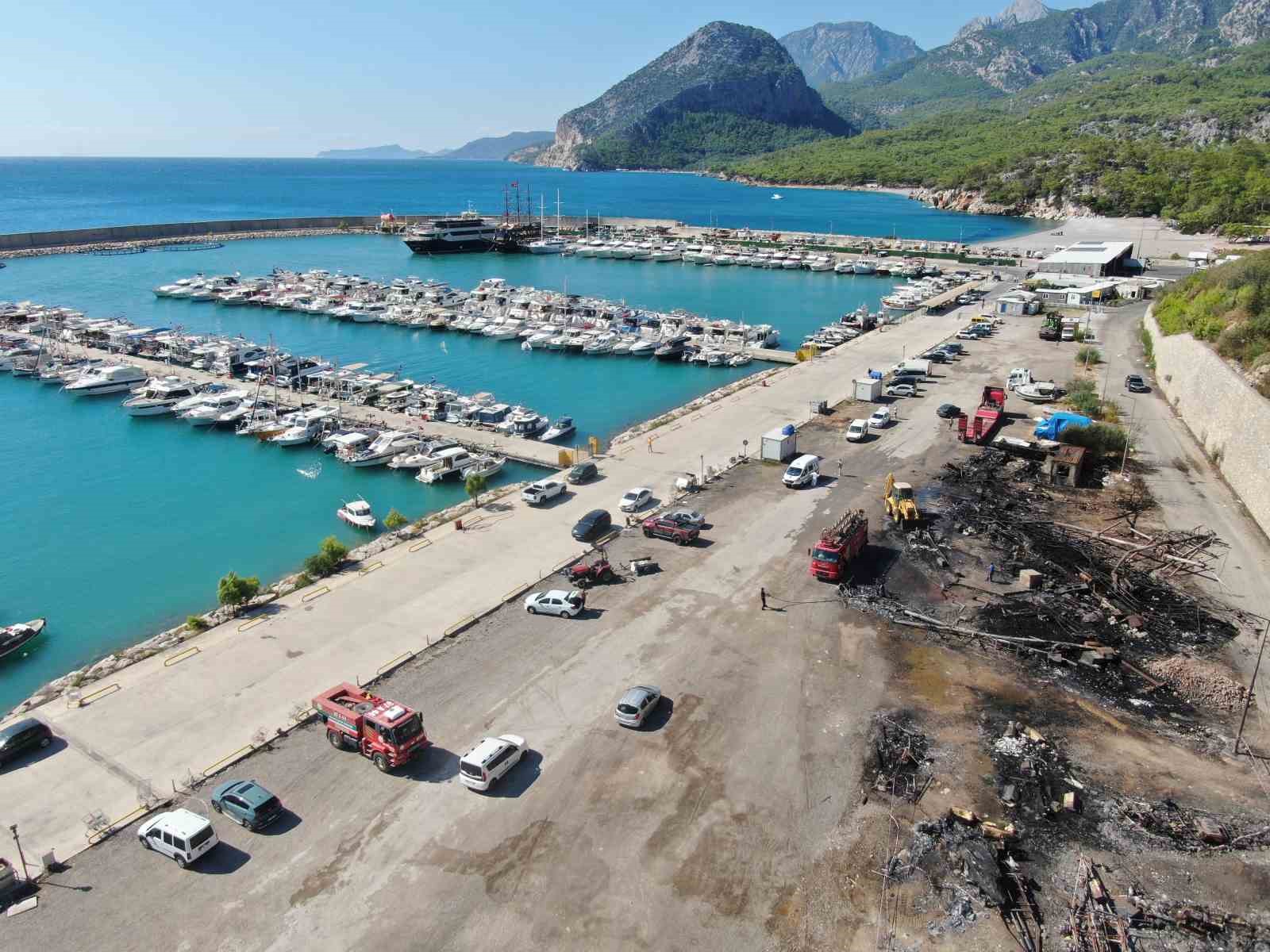 Balıkçı Barınağı’ndaki yangının ardından geriye demir yığınına dönen tekneler kaldı